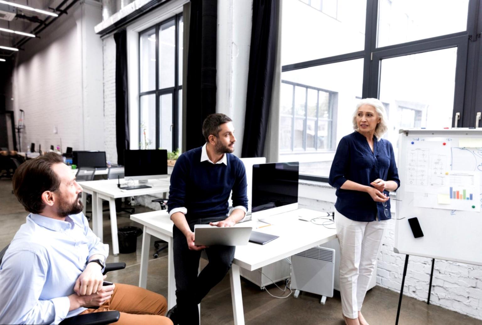 Teilnehmer lernen gemeinsam Finanzkonzepte in interaktiver Umgebung