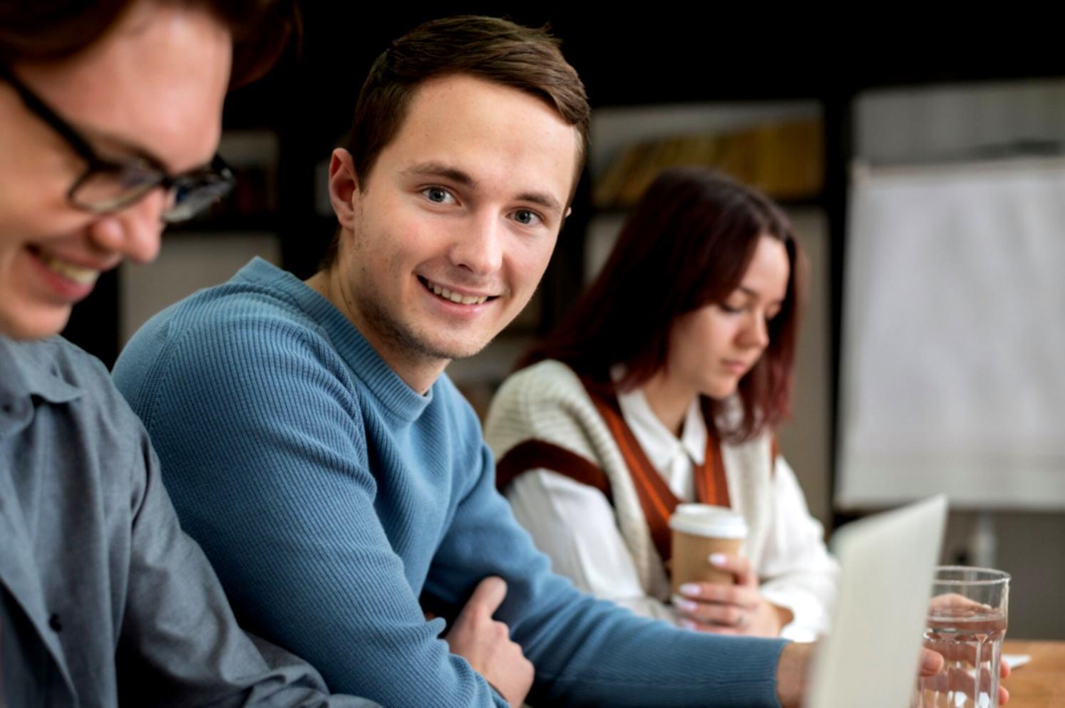 Finanzexperte bei der Analyse von Marktdaten und Entwicklungstrends